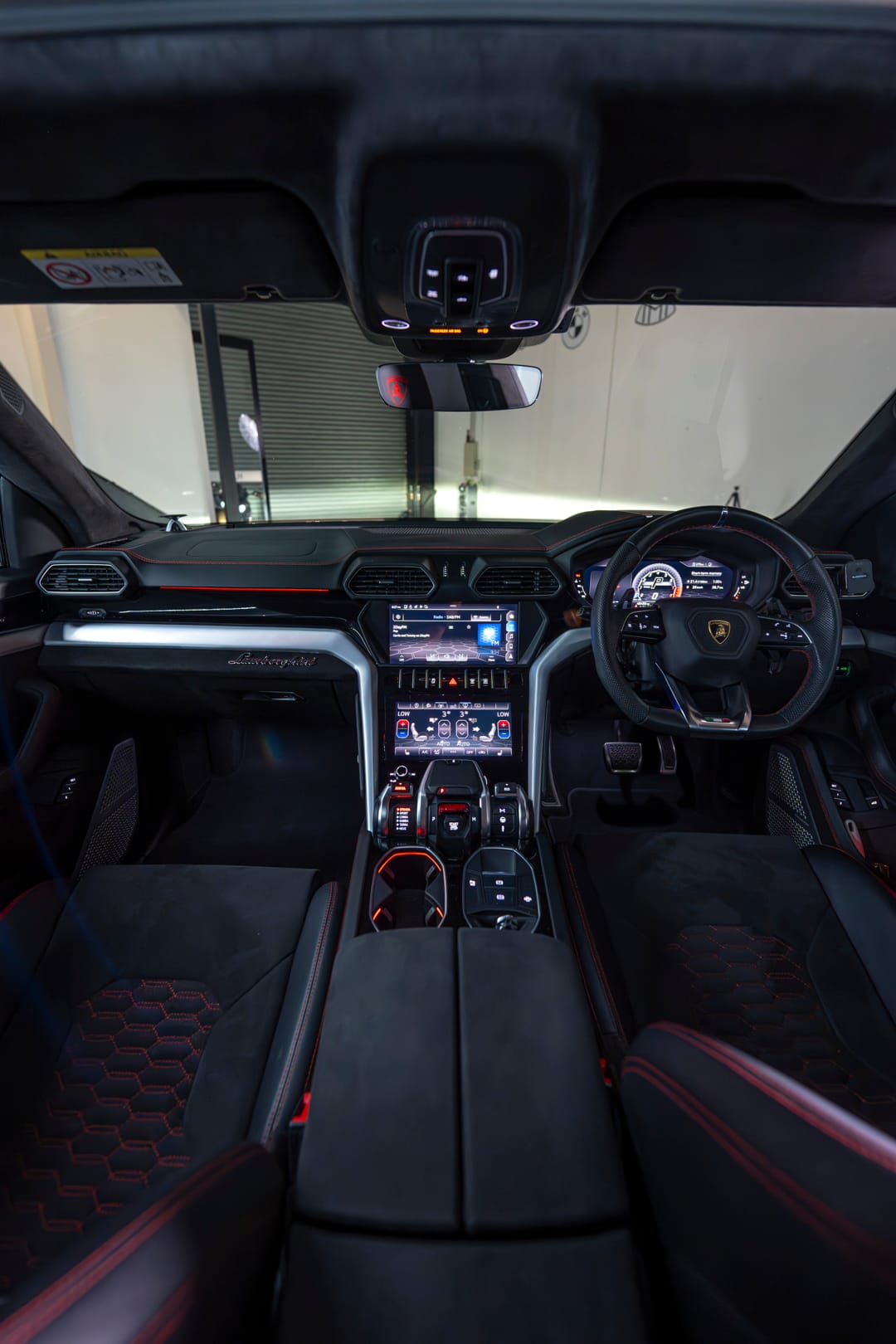 lamborghini urus black 6