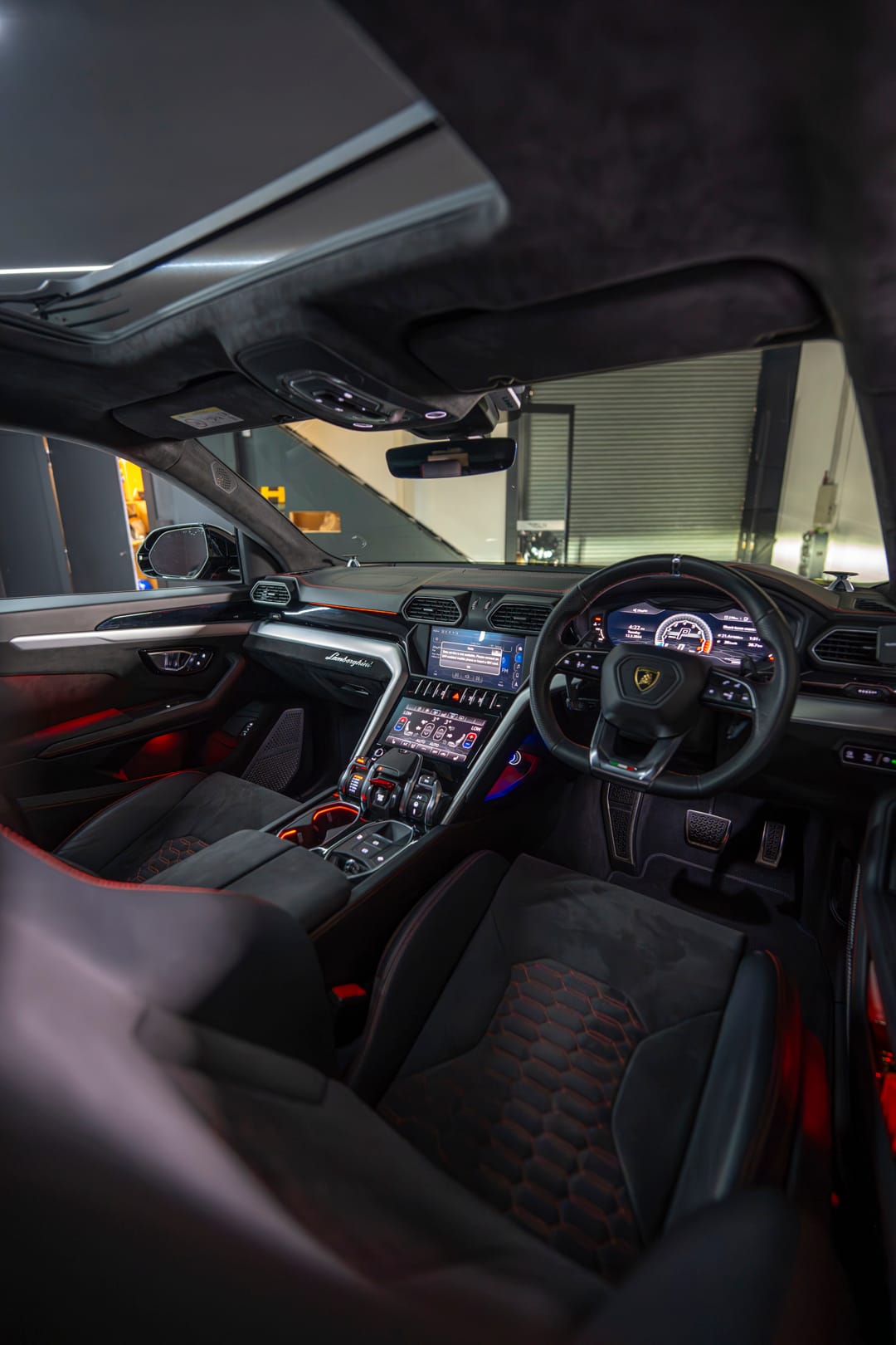 lamborghini urus black 7